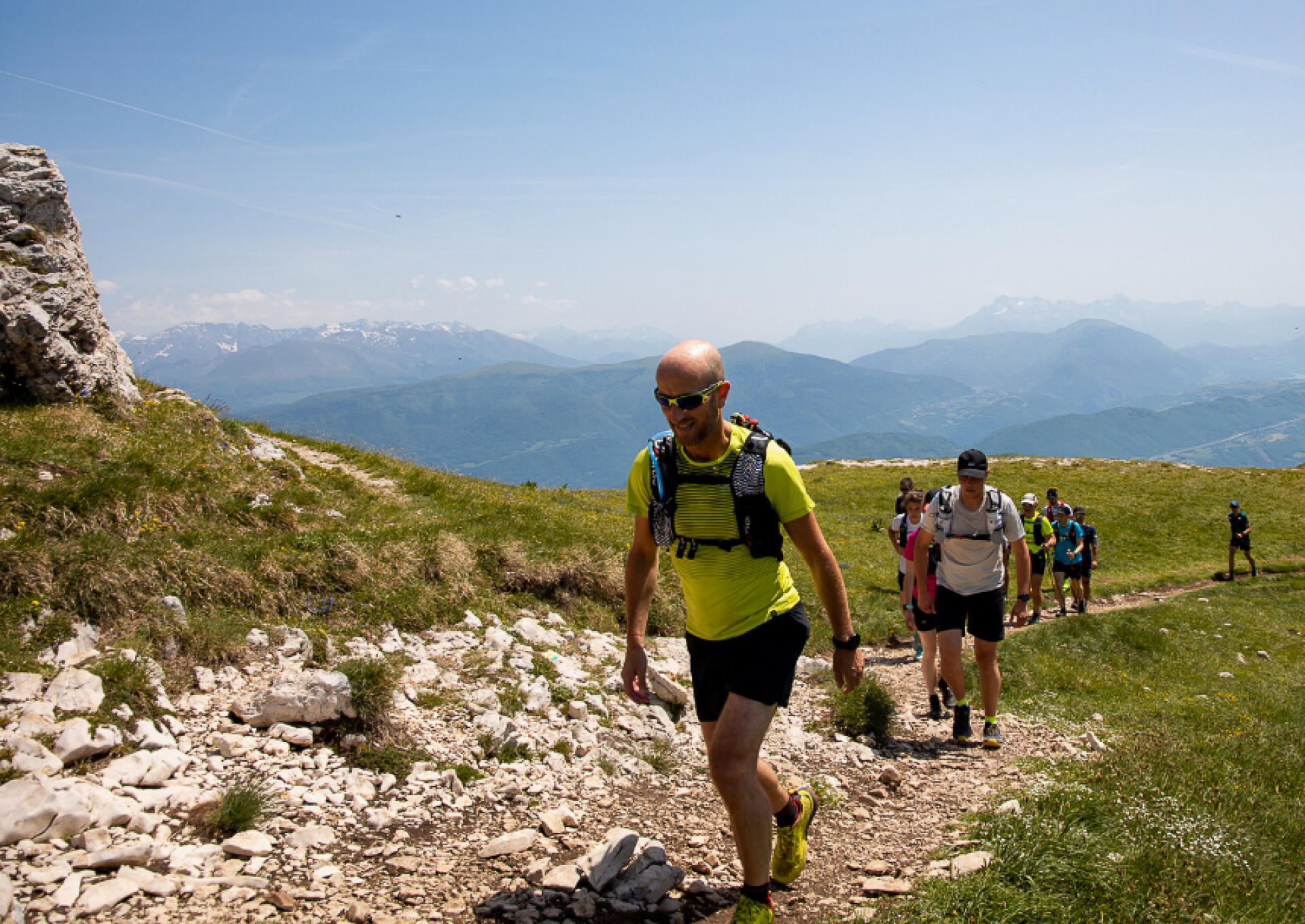 trail en montagne avec un groupe de personne