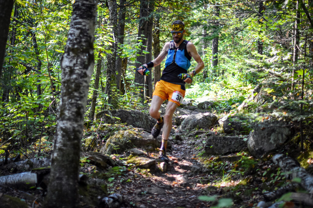 Descente en trail dans un chemin-technique