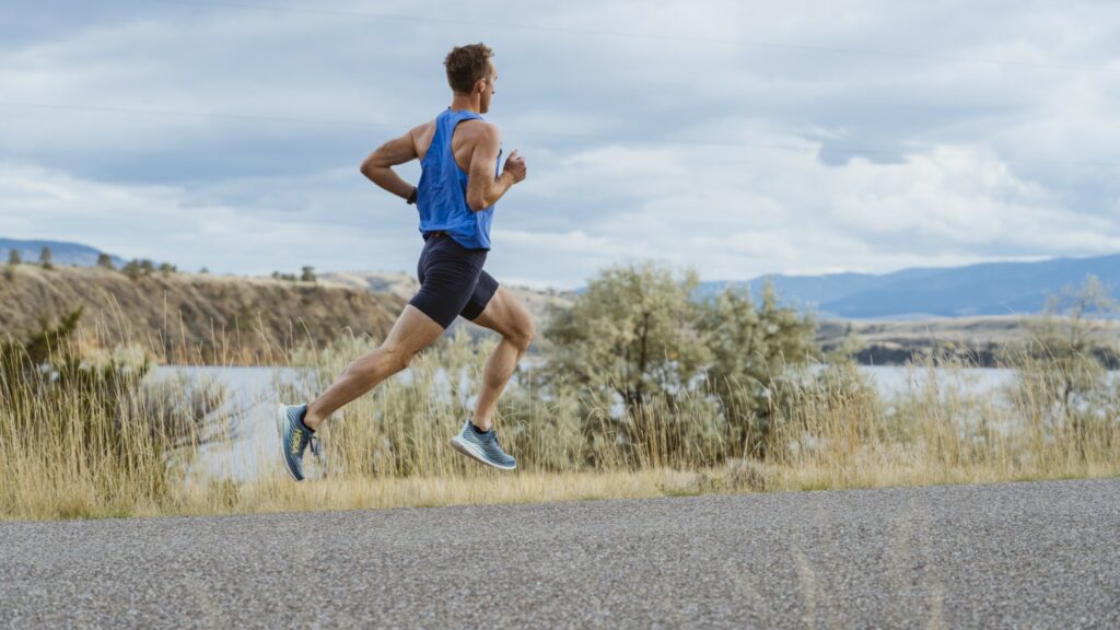 Jeune homme en endurance fondamentale sur une route