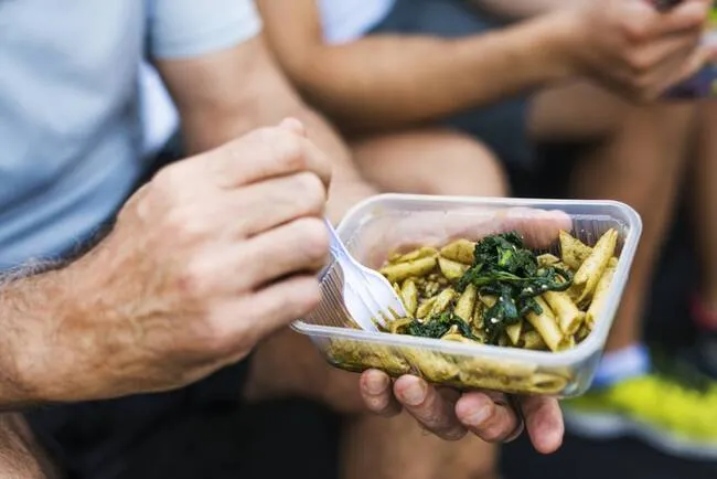 Ne pas attendre d'avoir faim avant de manger et déguster du salé.