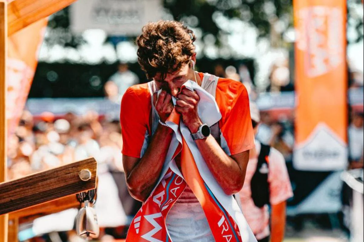 Hugo Deck vainqueur de la MaXi-Race après un duel avec Théo Detienne