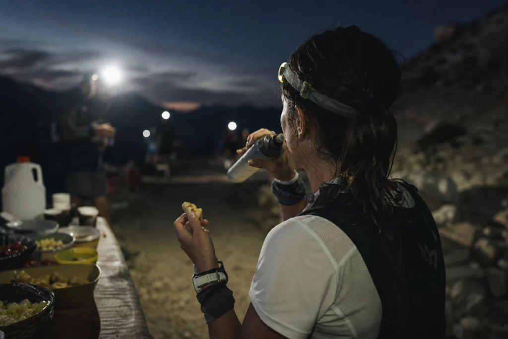 Alimentation ultra-trail 100 km débutant : 5 erreurs à éviter pour finir sans craquer