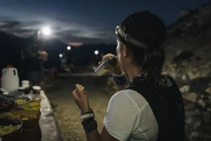 Alimentation ultra-trail 100 km débutant : 5 erreurs à éviter pour finir sans craquer