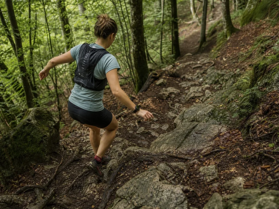 Lire le terrain technique en trail pour progresser en descente.
