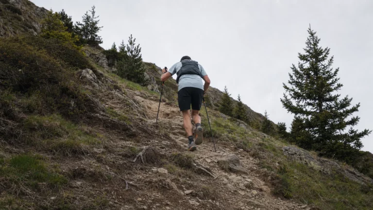 Courir ou marcher en montée : quelle stratégie adopter ?