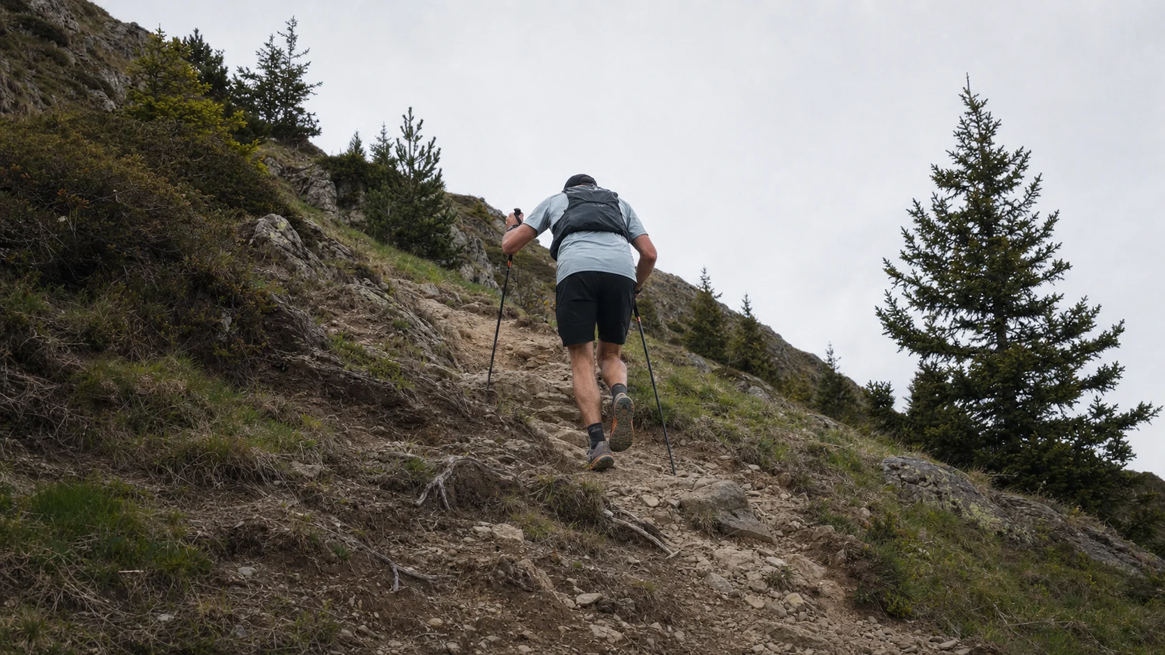 Courir ou marcher en montée : quelle stratégie adopter ?