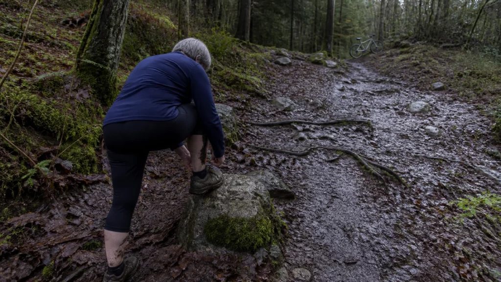 Un coureur se prépare sereinement au départ d'une course le matin en extérieur