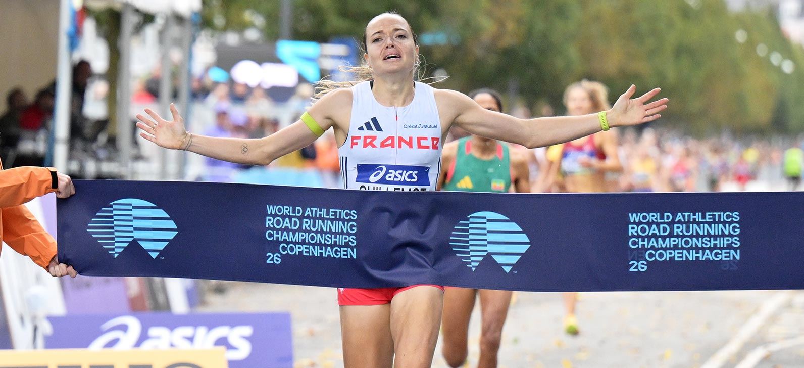 Agathe Guillemot à l’arrivée du mile des Mondiaux de course sur route 2026