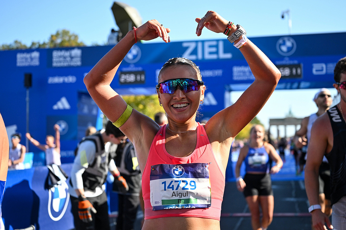 Une participante célèbre son arrivée au Marathon de Berlin 2026