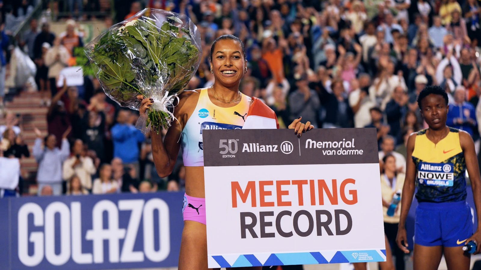Audrey Werro avec son panneau de record du meeting après le 800 m de Bruxelles 2026