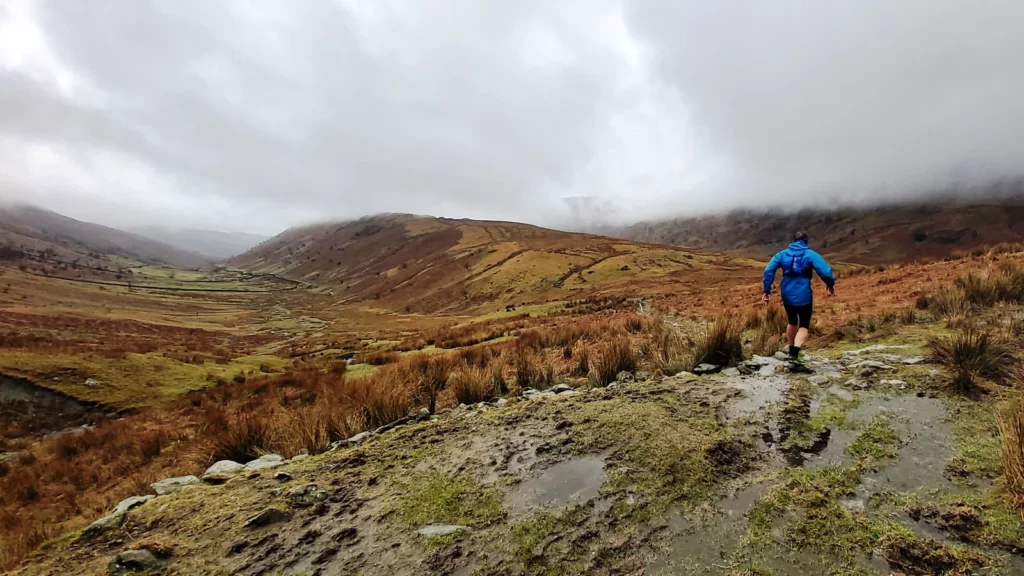 Traileur de dos sur une montée en terrain montagneux