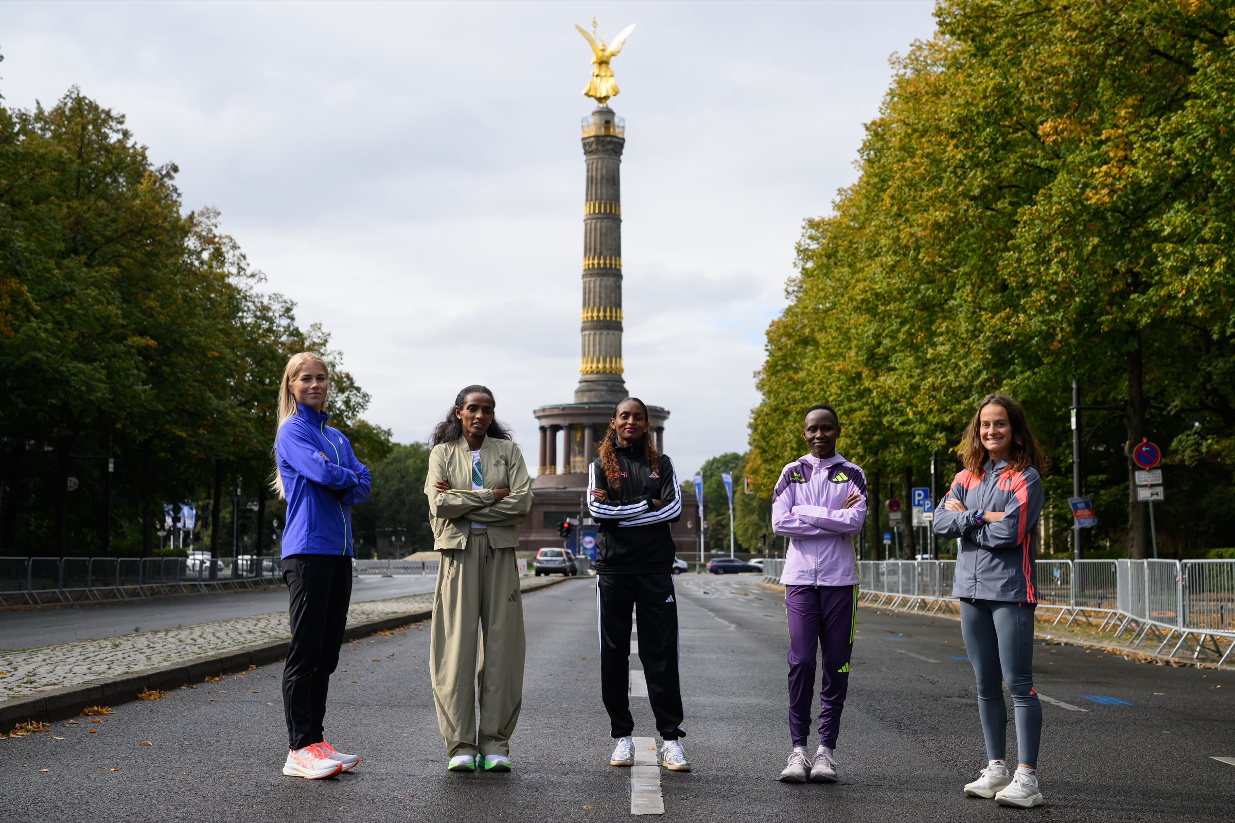 Les principales athlètes du Marathon de Berlin 2026 devant la colonne de la Victoire