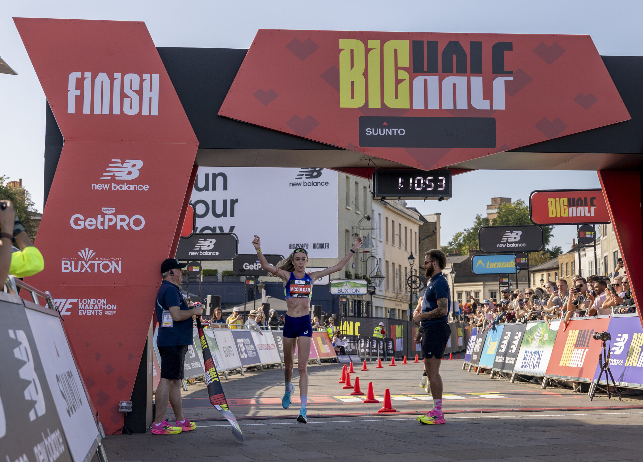 Eilish McColgan franchit la ligne d’arrivée en vainqueure du Big Half 2026