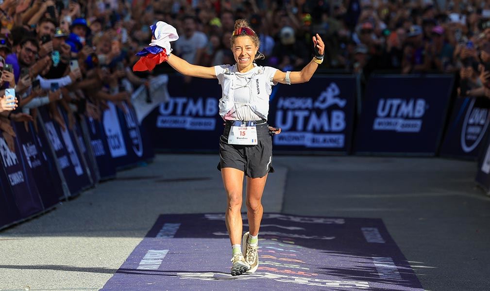Blandine L’Hirondel célèbre sa victoire à l’arrivée de l’UTMB 2026 à Chamonix