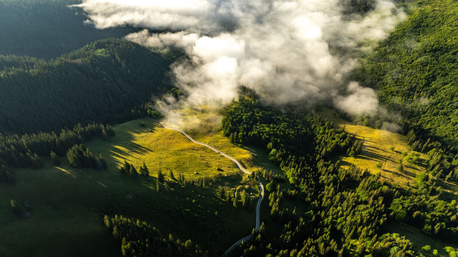 Vue aérienne des montagnes de Bucovine traversées par le Bucovina Ultra Rocks by UTMB