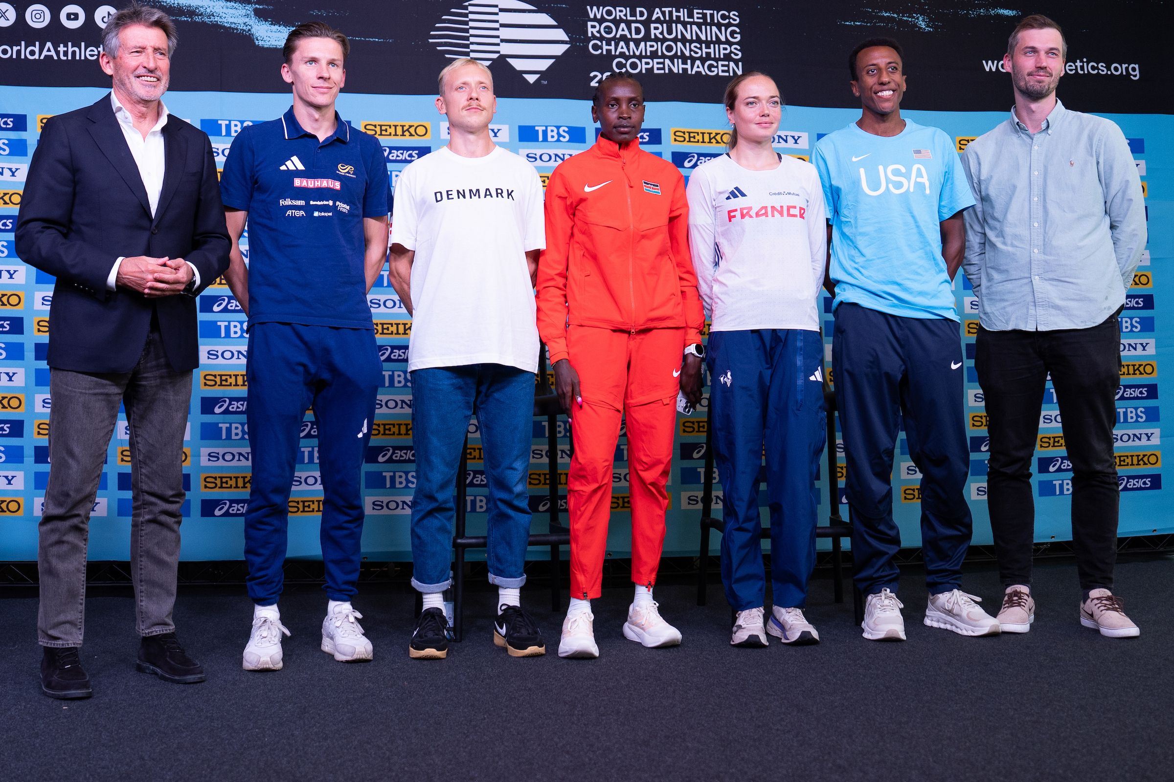 Andreas Almgren et les athlètes réunis avant les Mondiaux de course sur route de Copenhague 2026