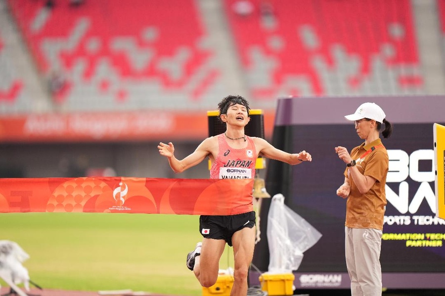 Ichitaka Yamashita franchit la ligne d’arrivée du marathon des Jeux asiatiques 2026 à Nagoya
