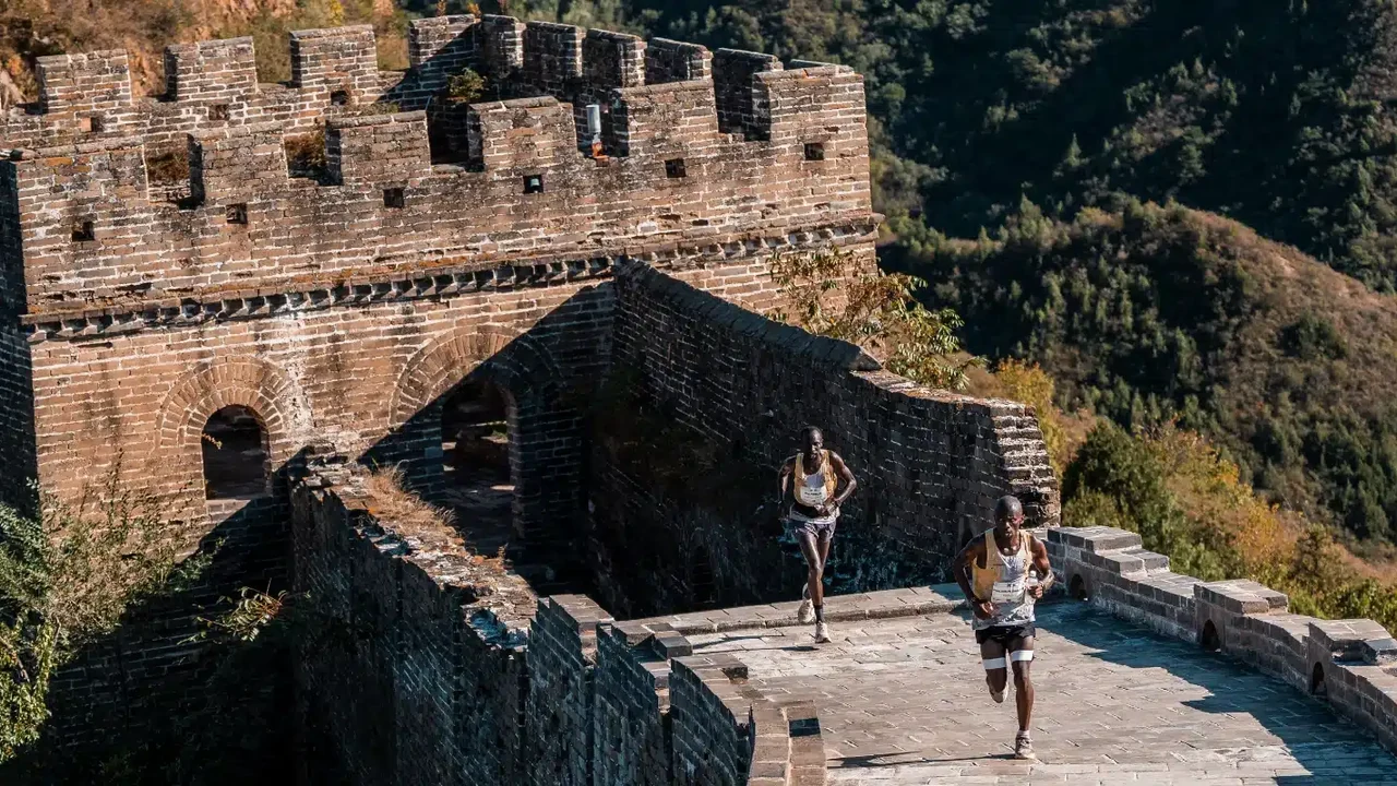 Deux coureurs kenyans sur la Grande Muraille pendant la course de Jinshanling 2026