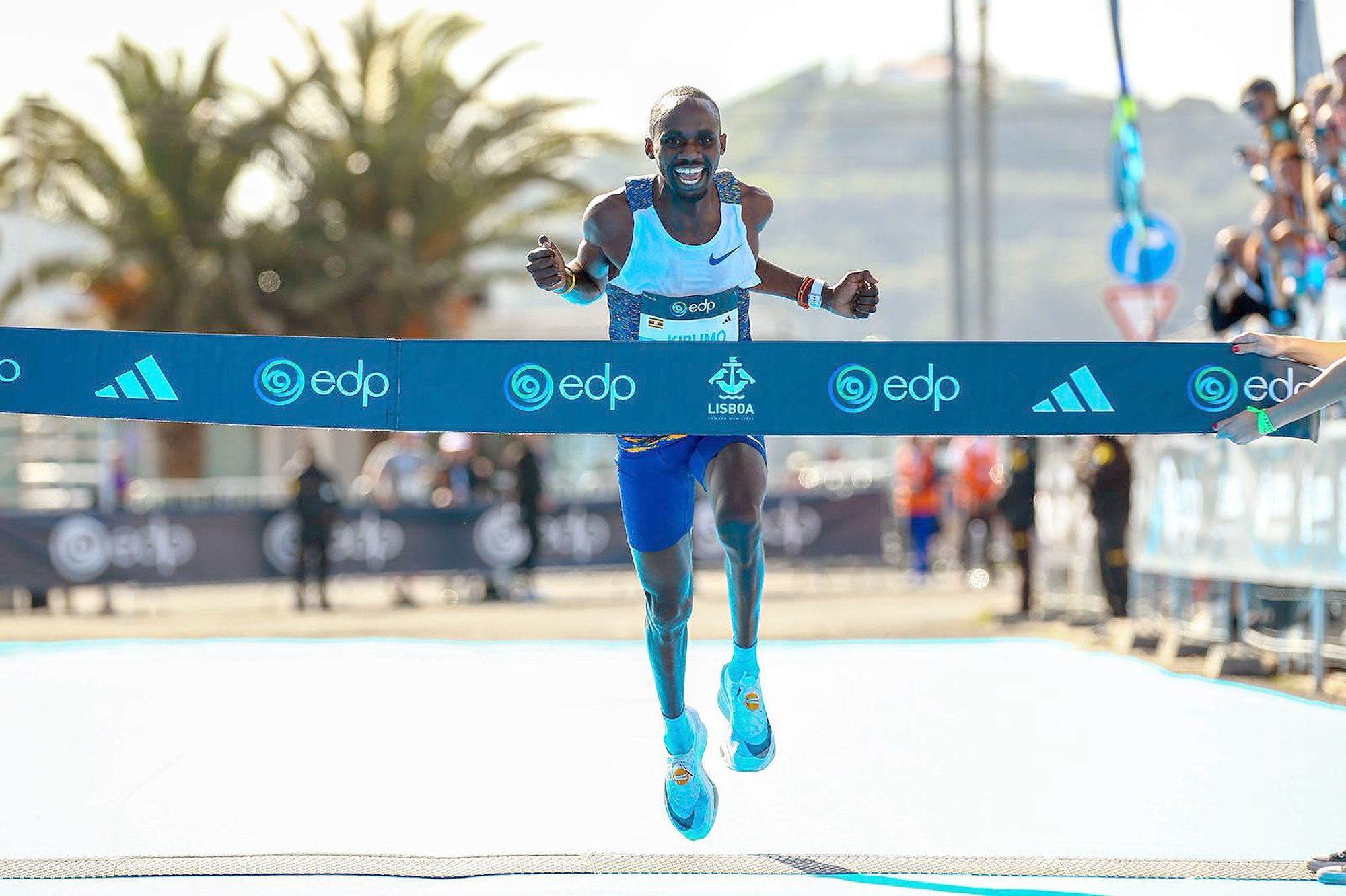 Jacob Kiplimo franchit la ligne d’arrivée du Semi-Marathon de Lisbonne le 8 mars 2026
