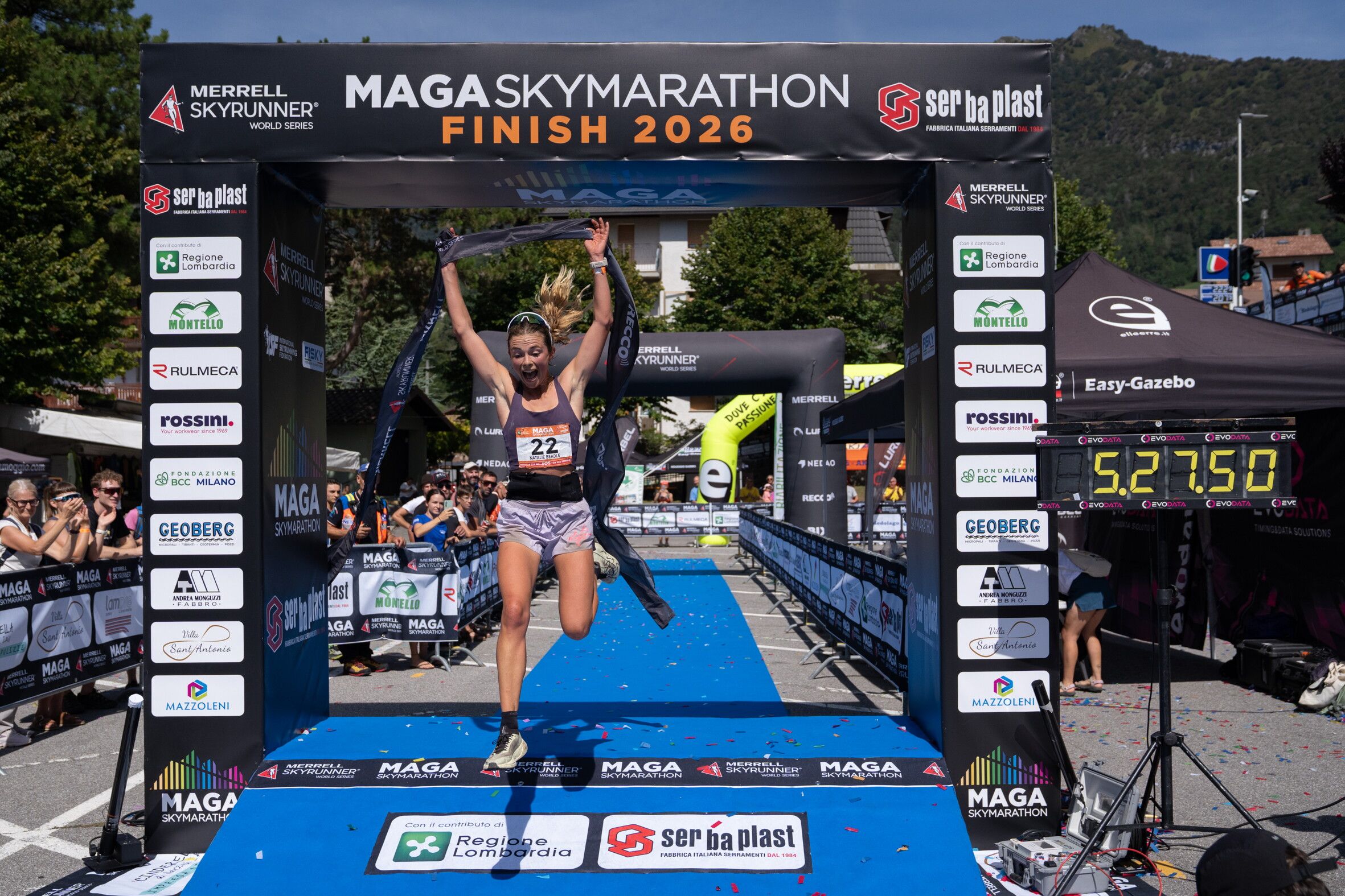 Natalie Beadle franchit l’arrivée de la MAGA SkyMarathon 2026 en 5 h 27 min 50 s