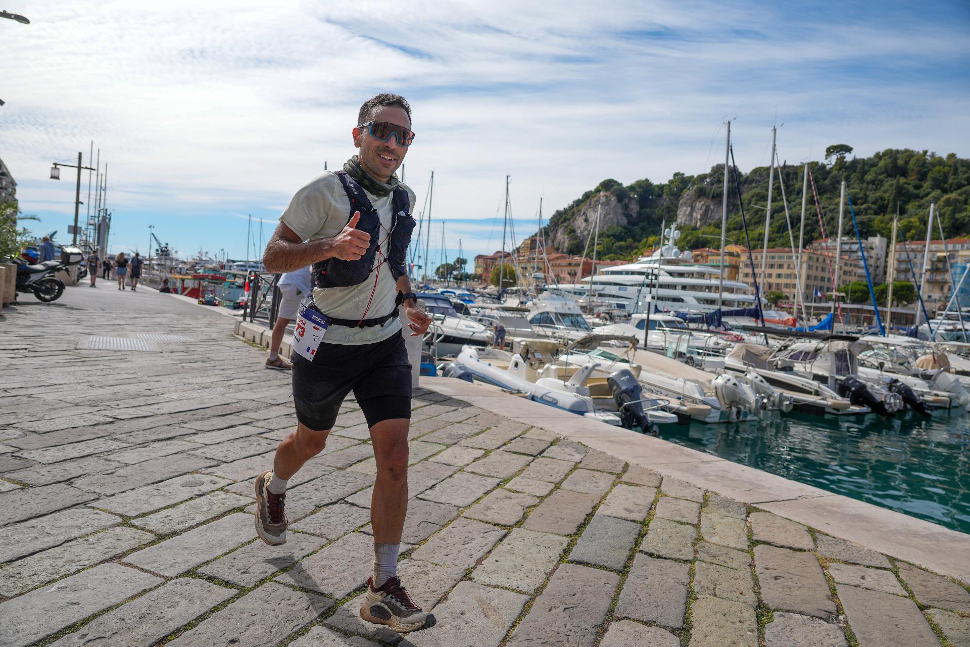 Coureur sur un sentier du 50K de Nice Côte d’Azur by UTMB, visuel officiel de l’édition 2026