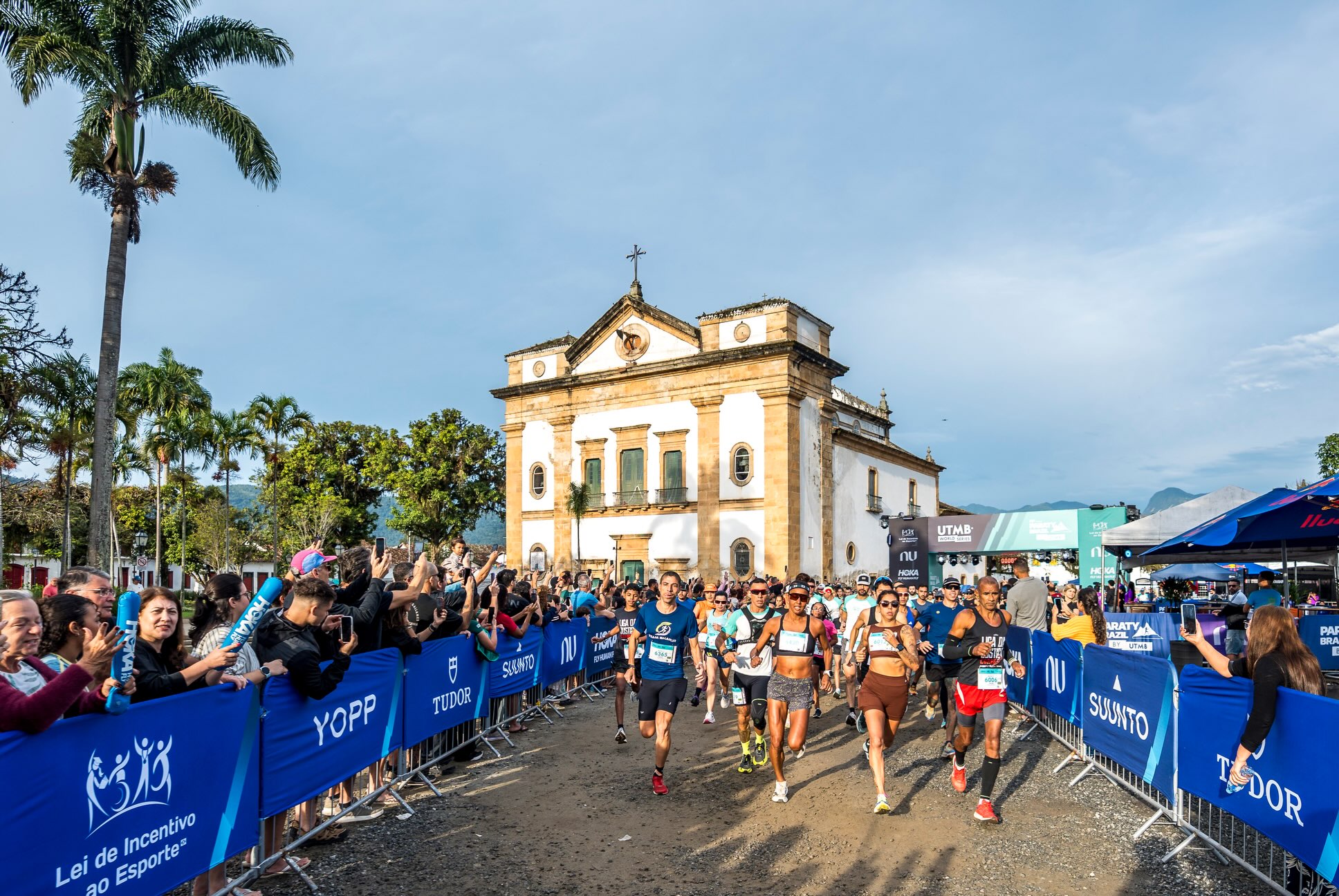 Des coureurs du Paraty Brazil by UTMB 2026 dans le centre historique de Paraty
