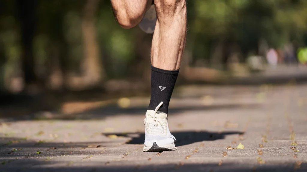 Jambes d'un coureur en mouvement pendant une sortie servant à tester son alimentation