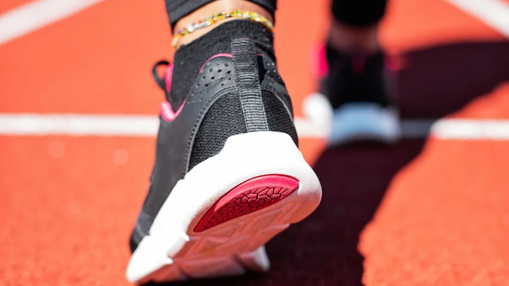 Semelle d'une chaussure de running en appui sur une piste