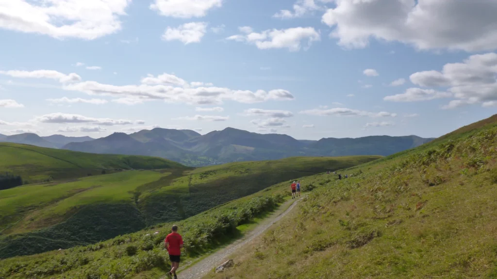 Coureurs espacés sur un sentier de montagne