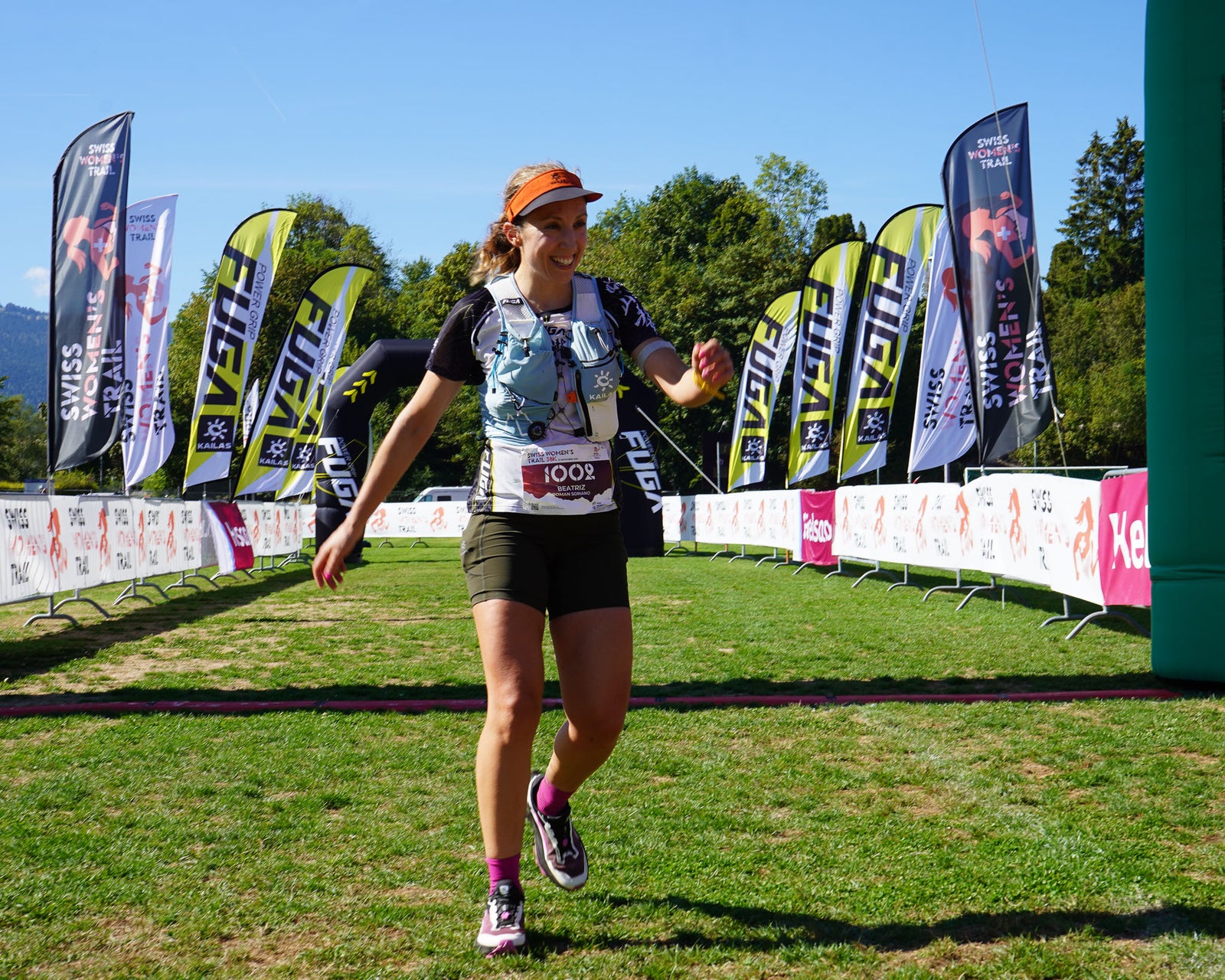 Une participante franchit l’arrivée du Swiss Women’s Trail 2026 à Couvet