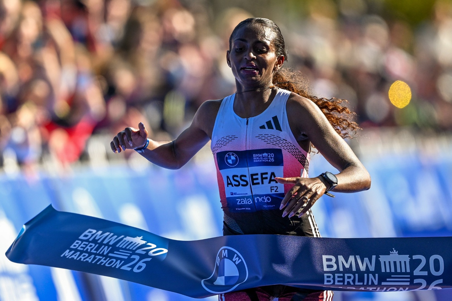 Marathon de Berlin : Tigst Assefa gagne en 2 h 11 min 04 s