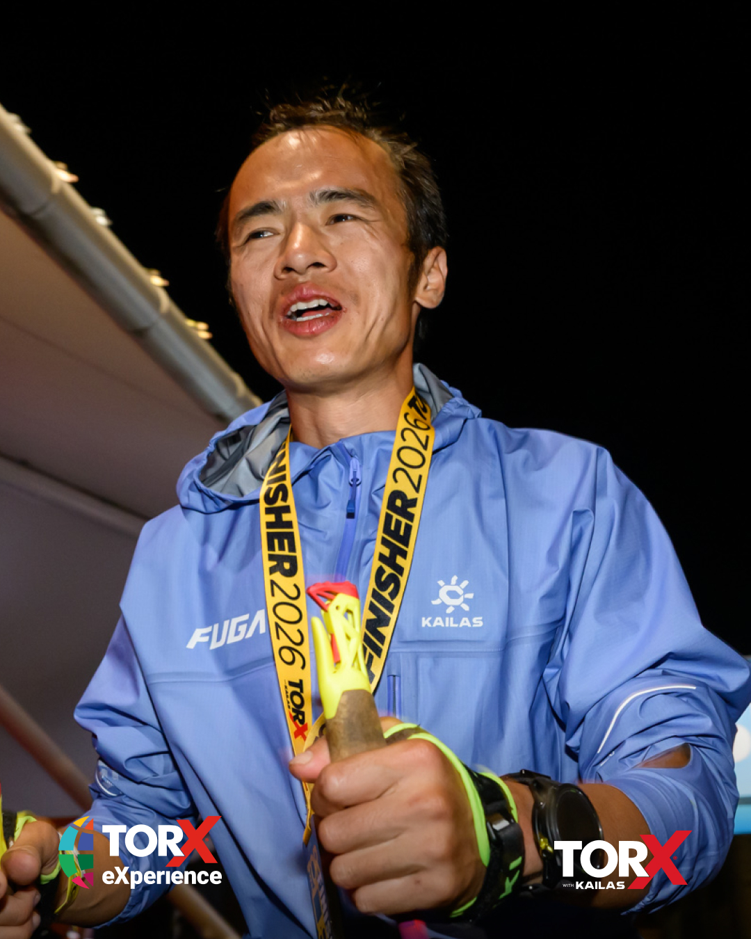 Jiaju Zhao avec sa médaille de finisher après le TOR330 2026