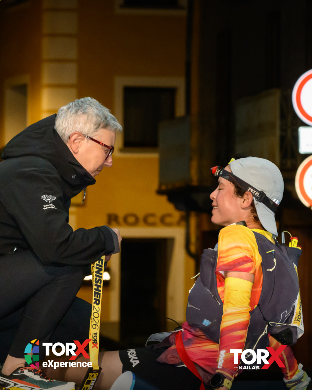 Katharina Hartmuth reçoit sa médaille après le TOR330 2026