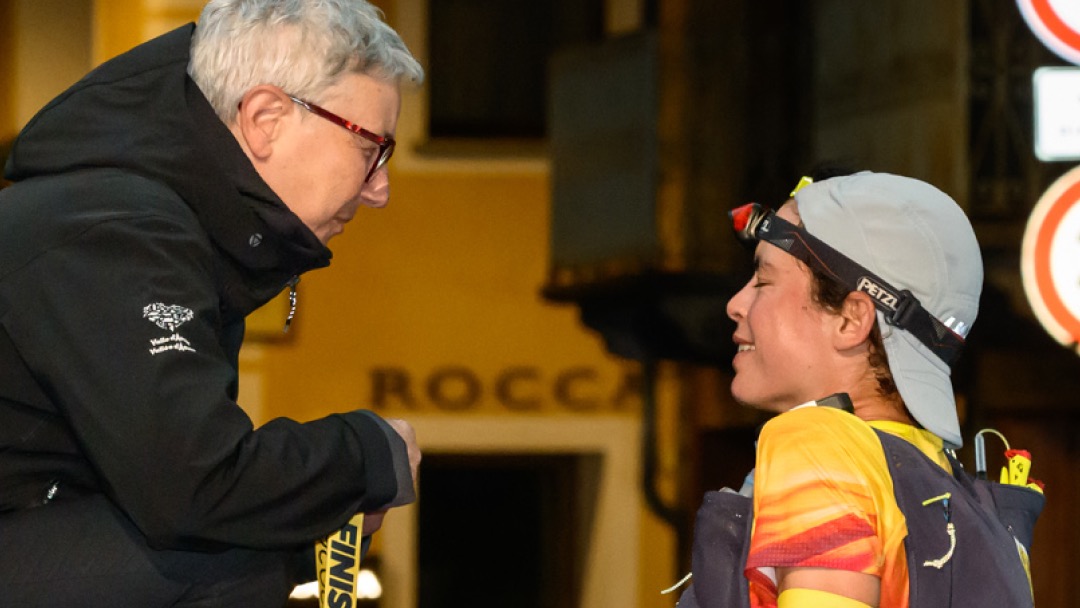 Katharina Hartmuth à l’arrivée de son TOR330 2026 record à Courmayeur