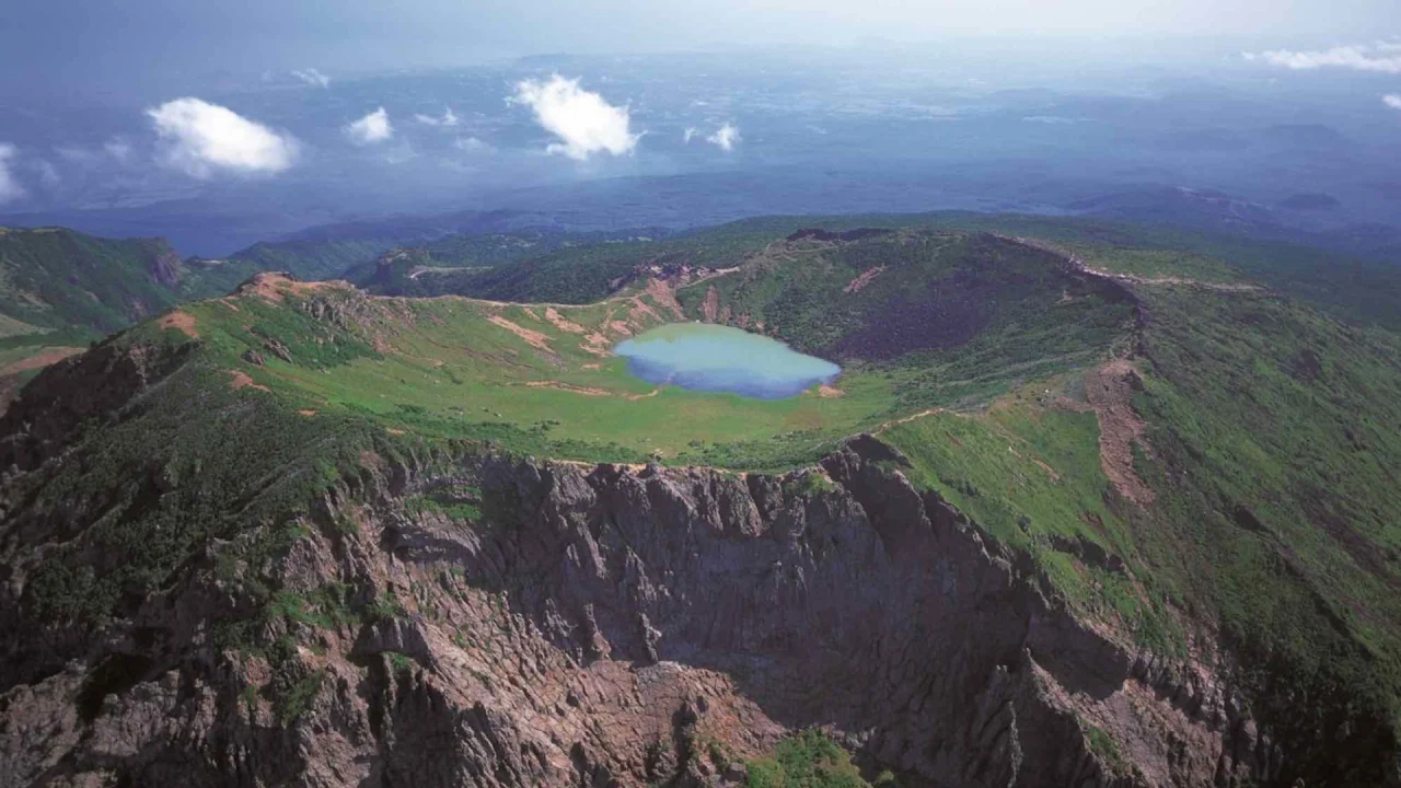 Cratère volcanique du mont Hallasan traversé par les parcours de TransJeju 2026