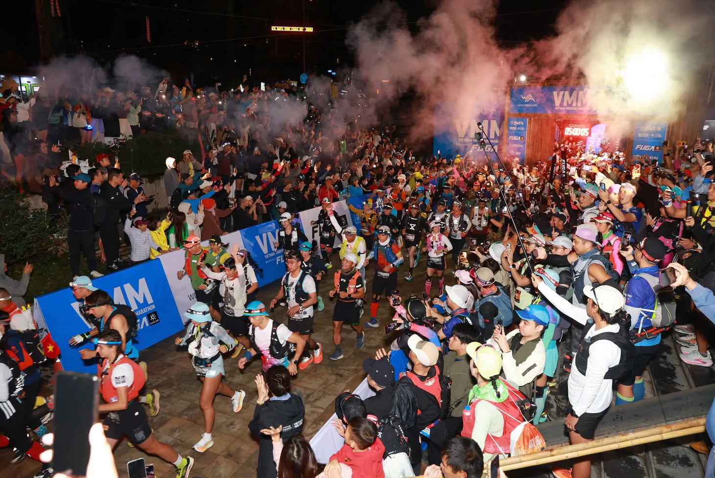 Coureurs sur le parcours du Vietnam Mountain Marathon 2026 à Sa Pa