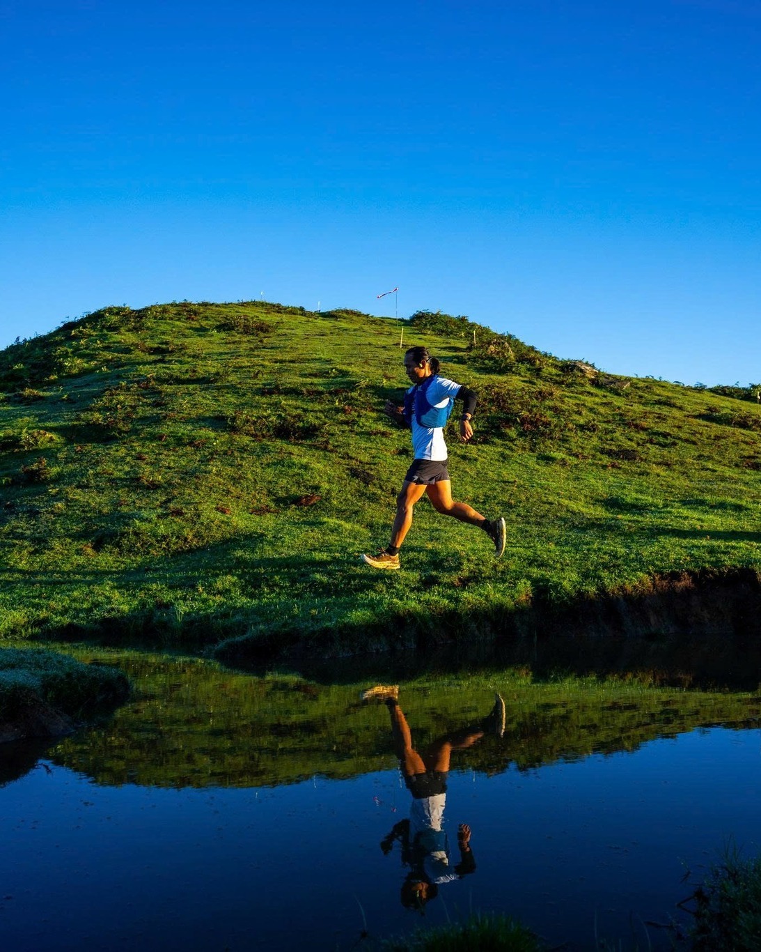 Un coureur sur un sentier montagneux du Vietnam Mountain Marathon 2026 à Sa Pa