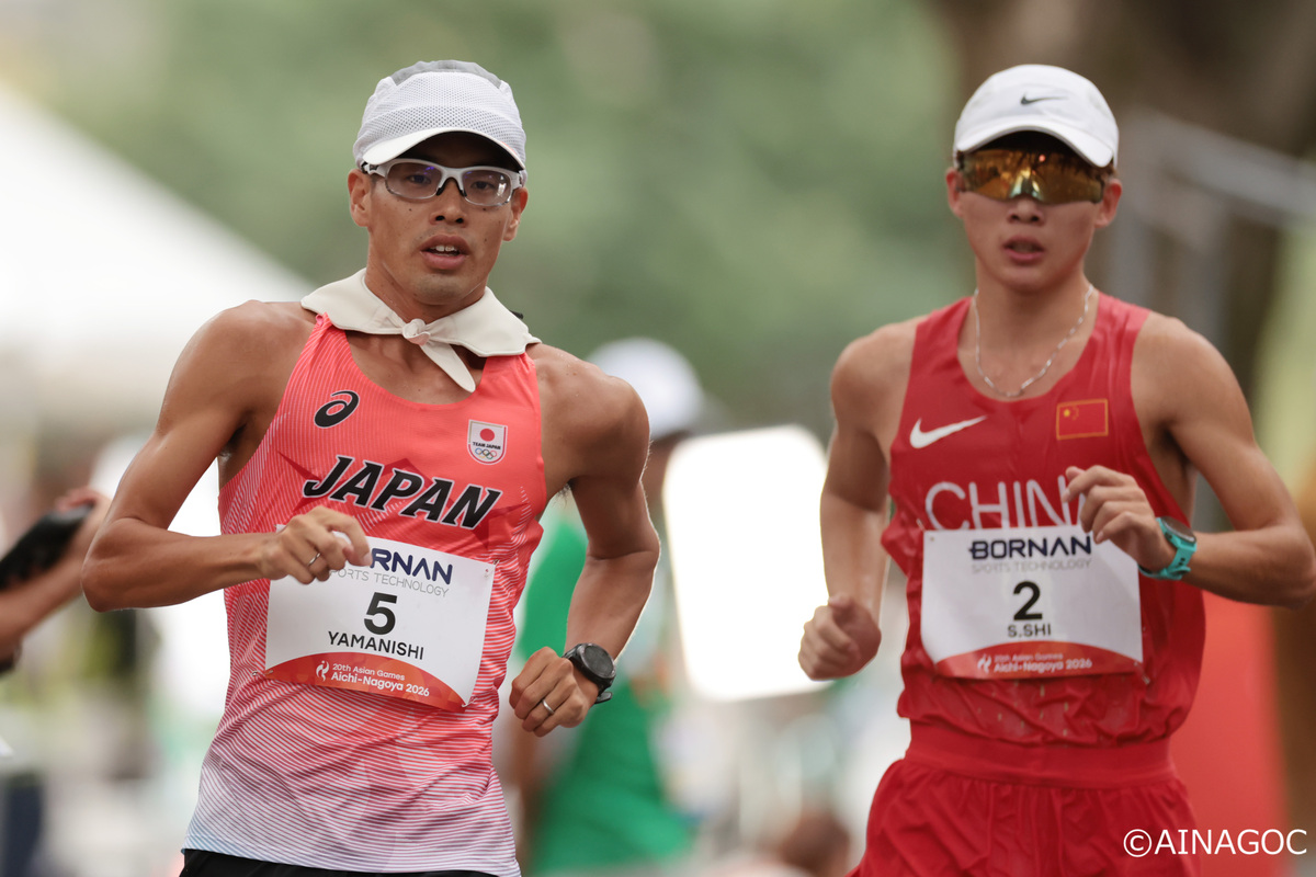 Toshikazu Yamanishi et Shengji Shi pendant le semi-marathon marche des Jeux asiatiques 2026