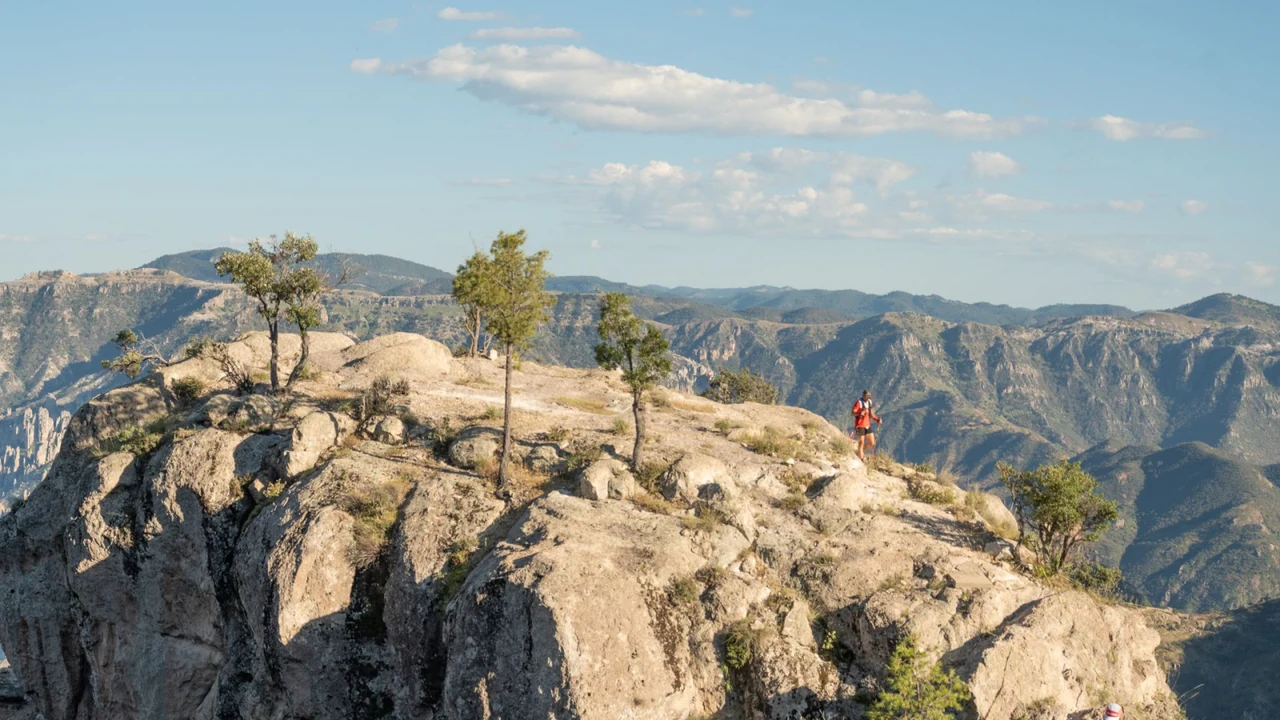 Coureur sur une crête des Barrancas del Cobre présentée pour Chihuahua by UTMB 2026