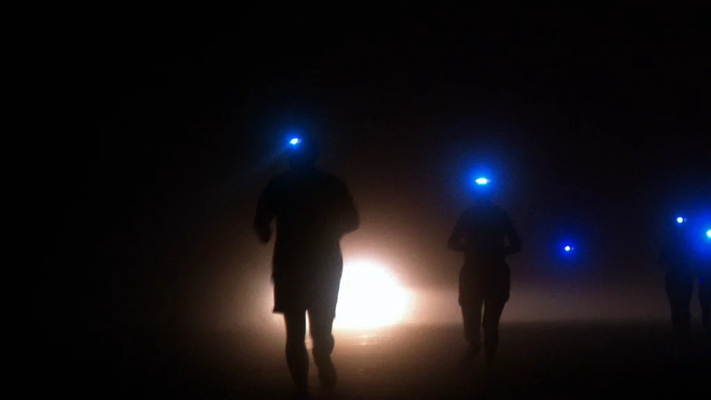 Coureurs de fond avançant de nuit avec leurs lampes frontales