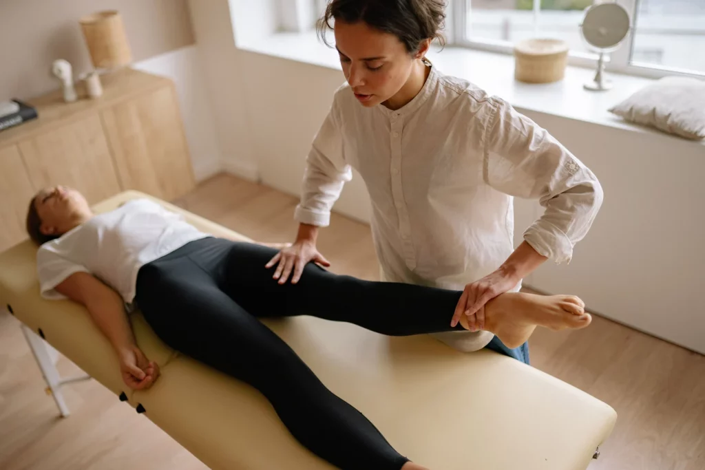 Professionnelle de santé examinant la jambe d'une sportive