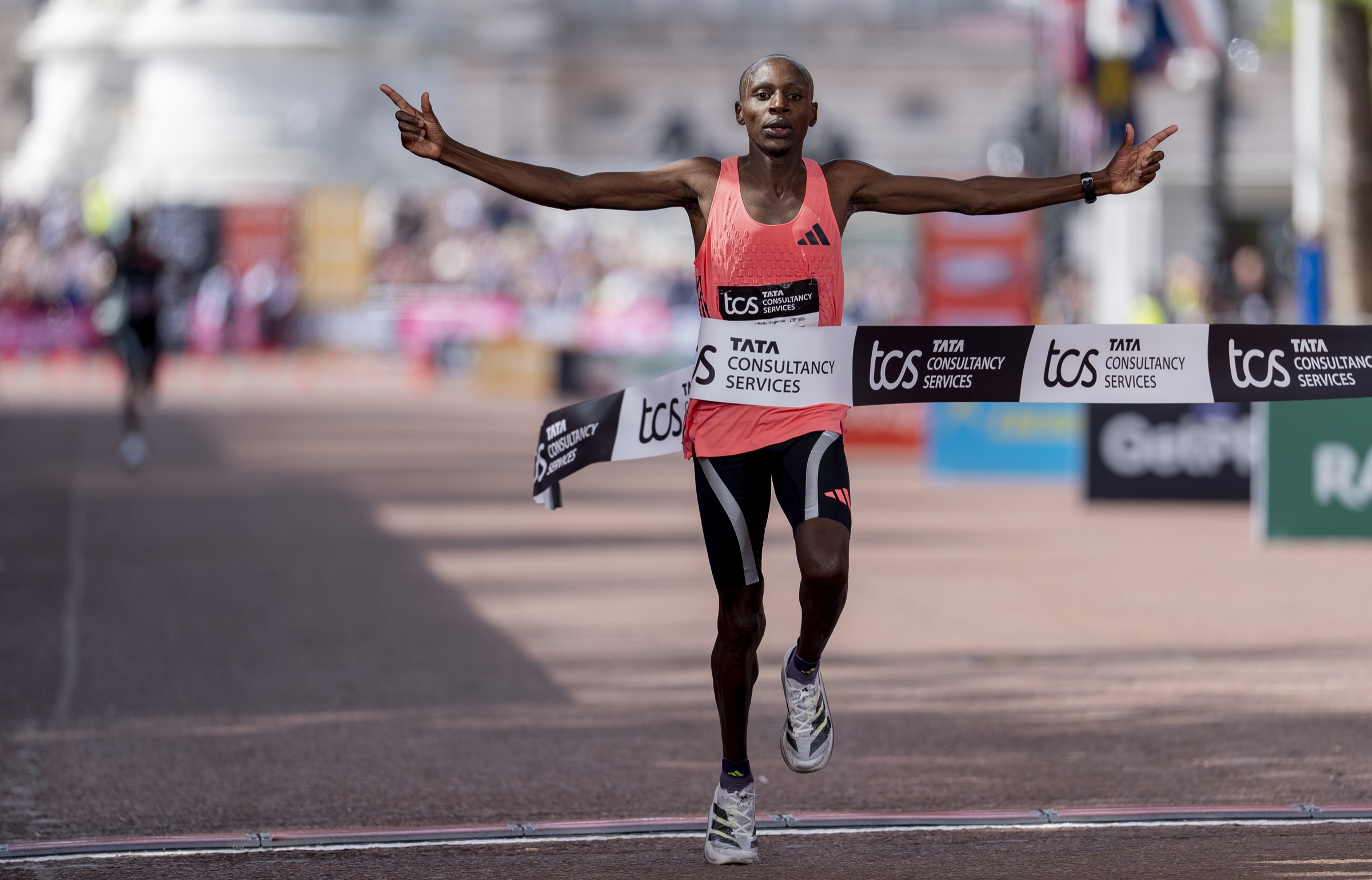Sabastian Sawe franchissant la ligne d’arrivée du Marathon de Londres 2026