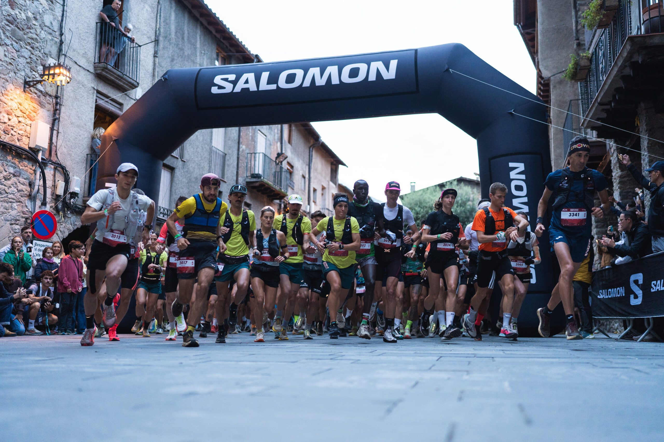 Peloton au départ de la Marató Pirineu 43K 2026 sous l’arche à Bagà