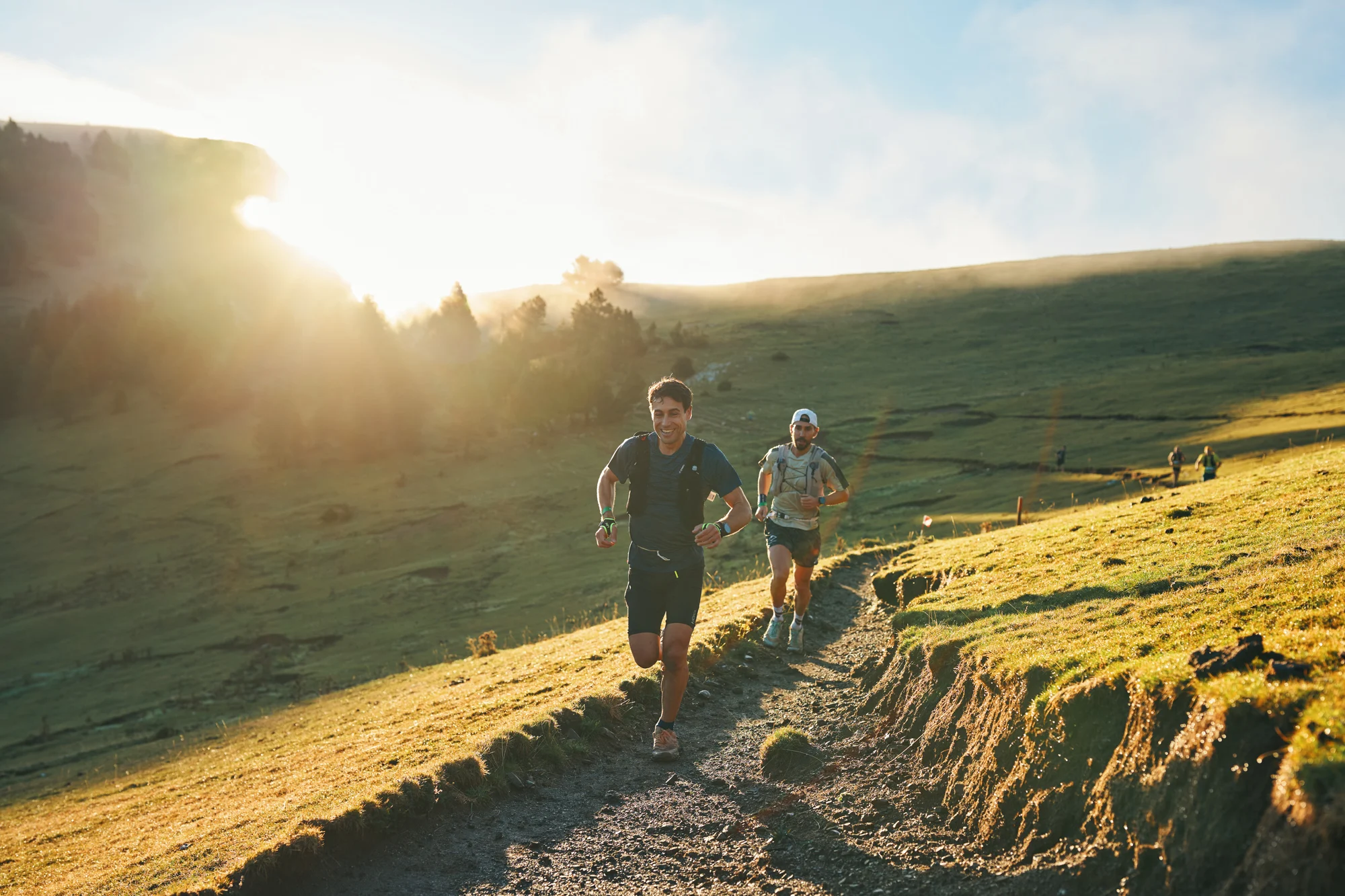 Deux coureurs de l’Ultra Pirineu 2026 sur le parcours de 60 km à Penyes Altes